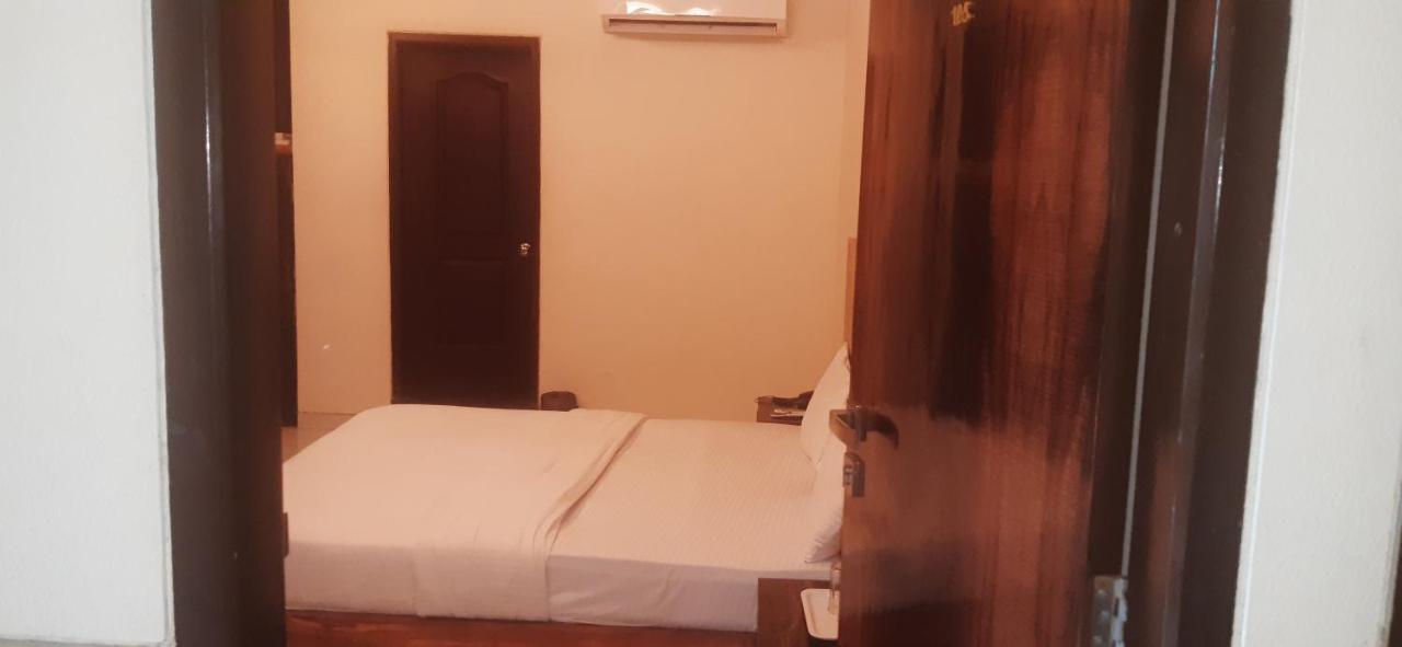 Hotel Sai Comforts Bapane Exterior foto